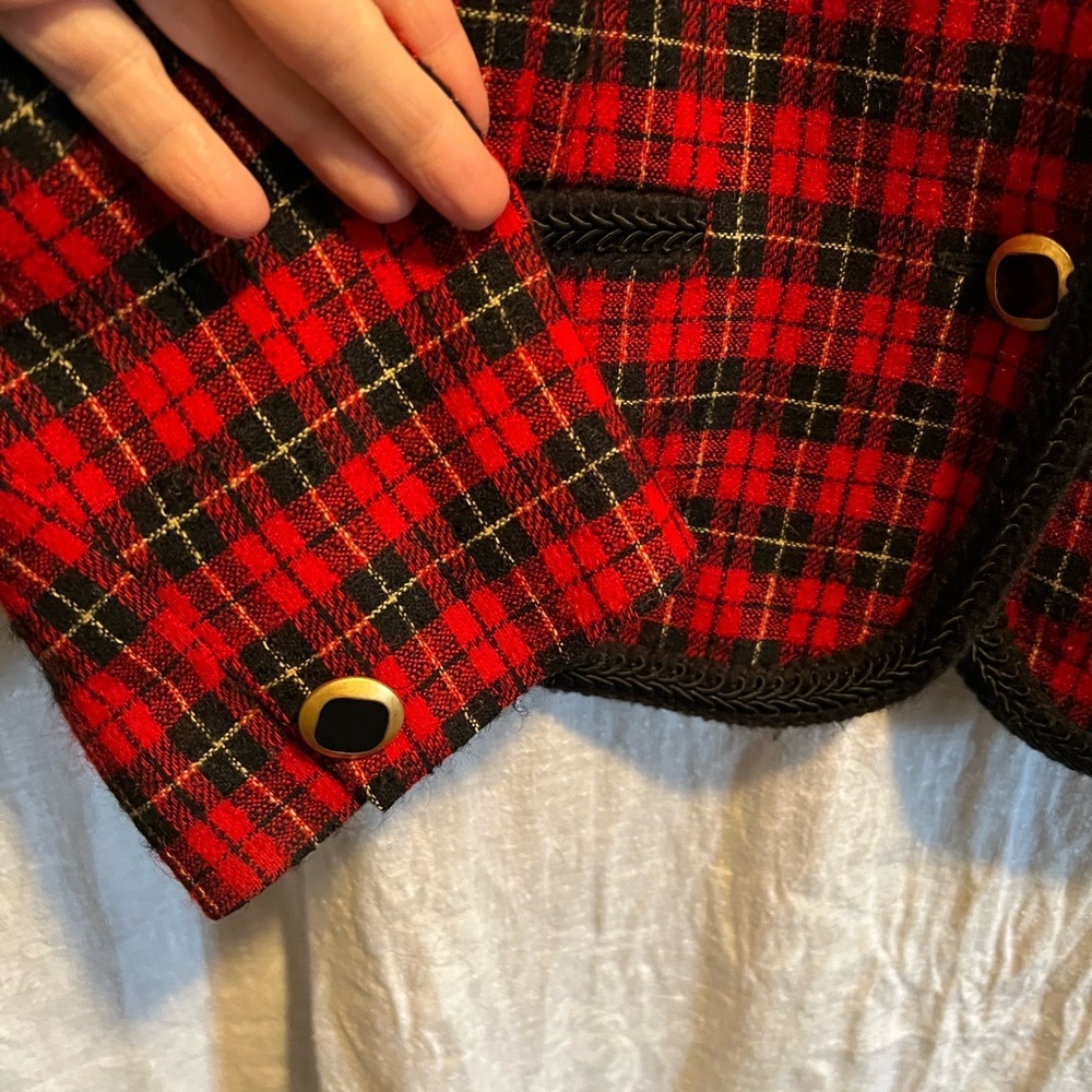 Vintage Pendleton Plus plaid blazer. Size 18. Red and black with gold buttons. - Picture 4 of 7